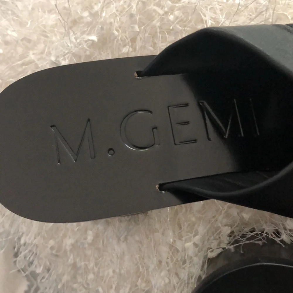 M GEMI The Lilliana Leather Sandal